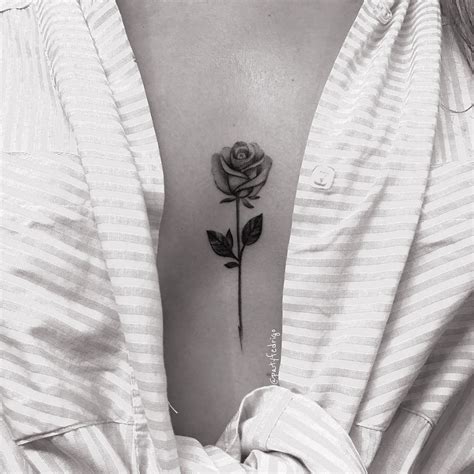 senos pecho rosas flores tatuajes para mujer|Tatuajes de rosas en el pecho: belleza femenina plasmada en la。